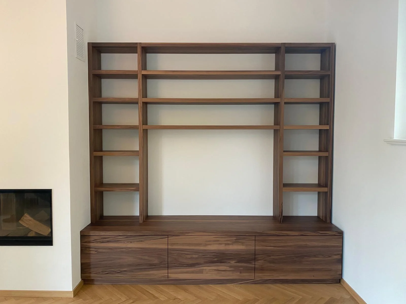 Innenausbau Projekt Regalwand