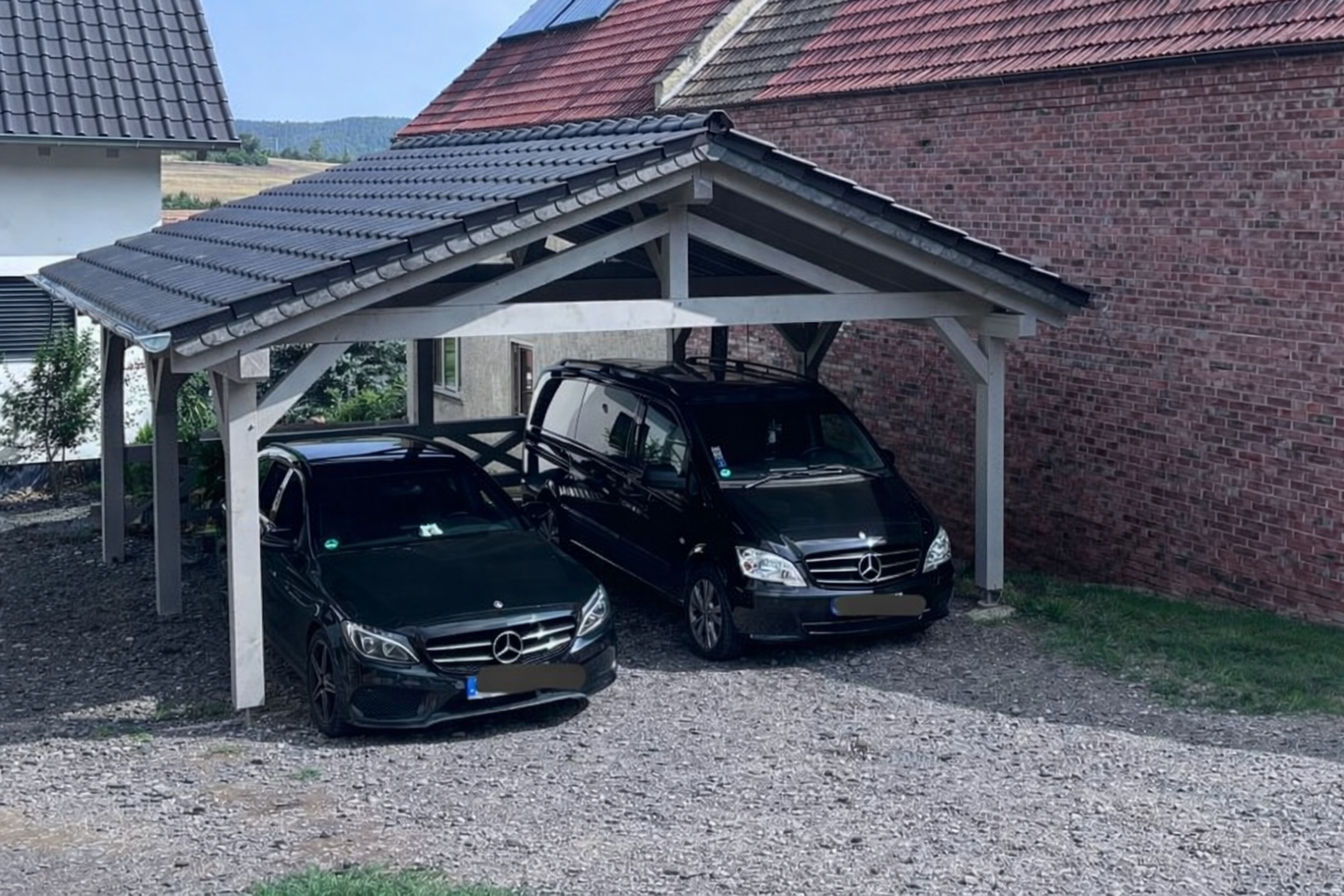 Carport mit sichtbarer Holzkonstruktion